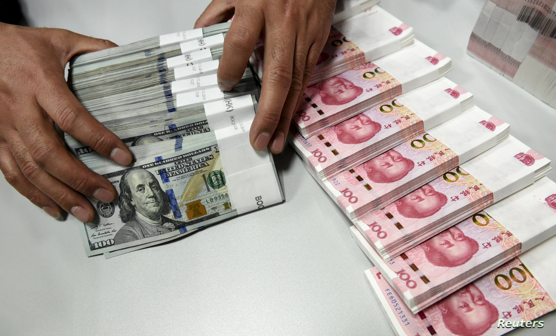 اليوان الصيني يواجه ضغوطاً بعد أكبر تخارج للأموال منذ 2016