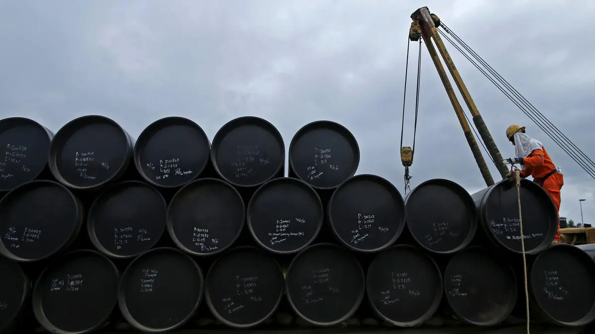 Oil eases as aid convoys arrive in embattled Gaza Strip