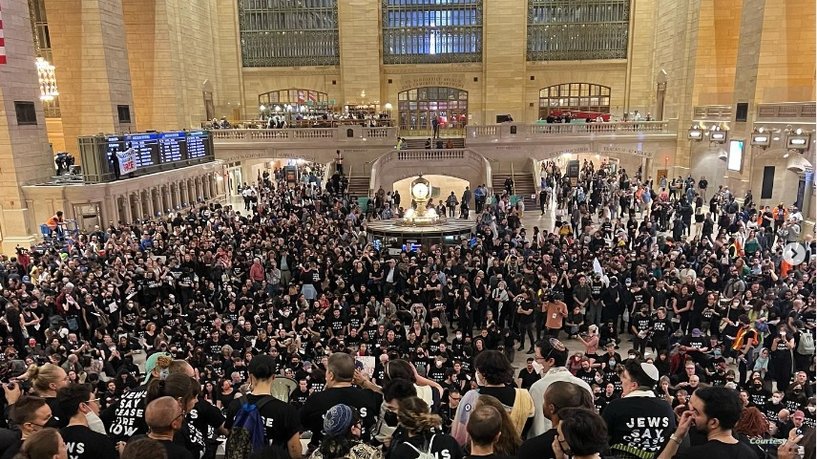 New York police arrest hundreds after Jewish anti-war protest at Grand Central