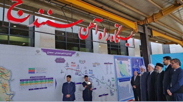 الرئيس الإيراني يعلن عزم بلاده مد خط سككي يربط بإقليم كوردستان العراق