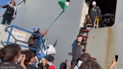محتجون مؤيدون للفلسطينيين يعترضون سفينة أميركية.. فيديو