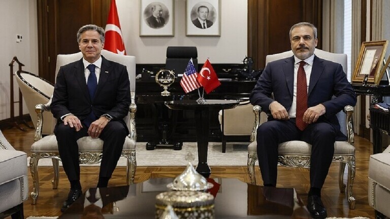 "احراج ثنائي".. بلينكن حاول "معانقة" نظيره التركي والأخير يتجنبه والسفير الأمريكي يستقبله بـ"وضع غير ملائم"