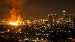النيران تلتهم مساحة "6 ملاعب" في لوس أنجلوس