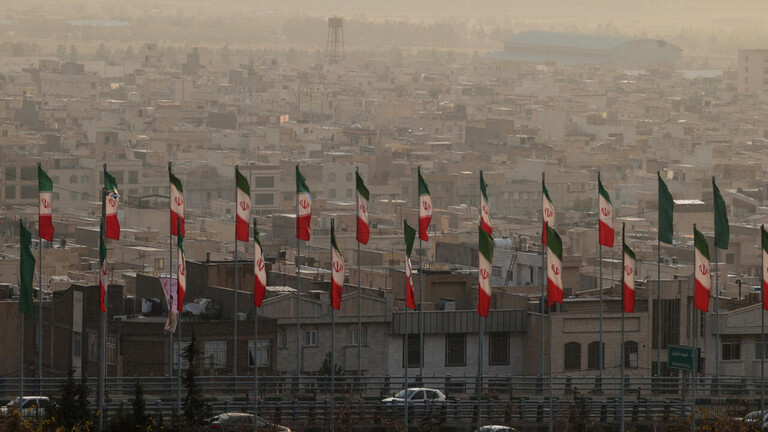 تلوث هواء طهران يجبرها على إغلاق مدارسها وتحديد عمل موظفيها