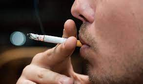 "كيس" مثير للجدل يخلي دولة من التدخين