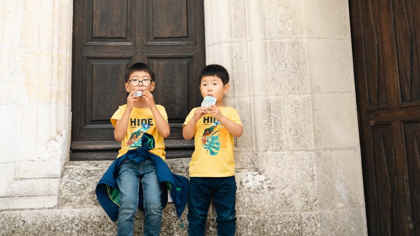 "أكياس الفاكهة".. عشرات التقارير تكشف عن تسمم بالرصاص بين الأطفال