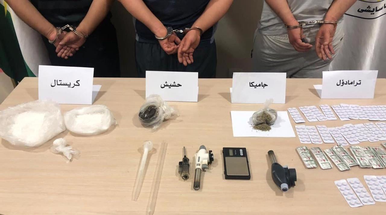 اعتقال 5 متهمين وضبط قرابة 3 كيلوغرامات من المخدرات في إقليم كوردستان