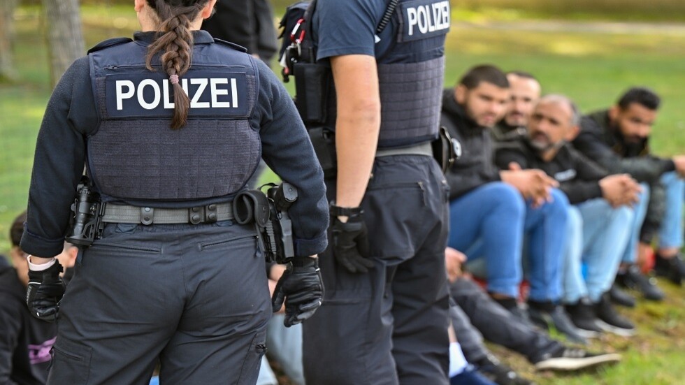 بينهم أربعة عراقيين.. الشرطة اليونانية تعتقل عصابة كبيرة لتهريب المهاجرين