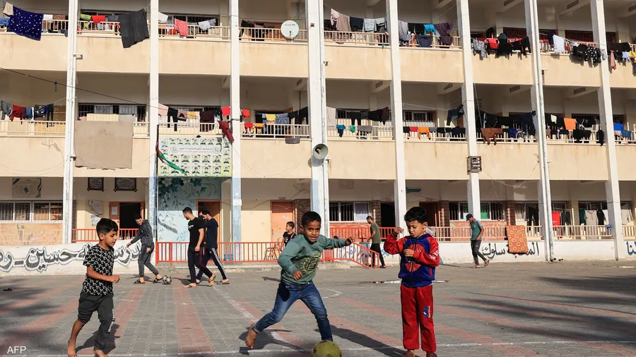 شاب مصري يساعد الطلاب الفلسطينيين بمدرسة "أونلاين"