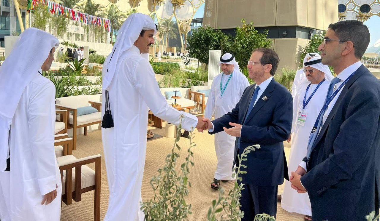 مشهد مصافحة أمير قطر والرئيس الإسرائيلي يثير الجدل