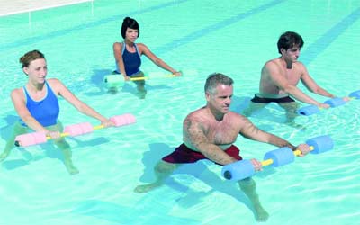 رياضة في الماء.. 5 تمرينات لحياة صحية