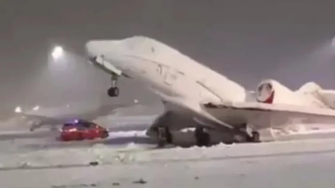 تجمد طائرة ركاب نتيجة عاصفة ثلجية في ألمانيا