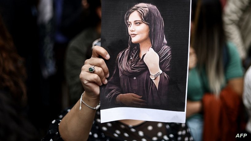 إيران تمنع عائلة "أميني" من السفر لتسلم "جائزة ساخاروف"