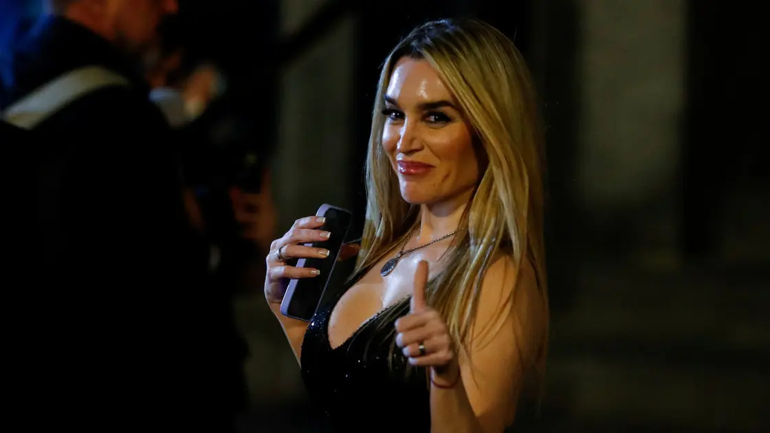 "فاطمة" صديقة رئيس الأرجنتين تسرق الأضواء في حفل التنصيب.. من تكون؟