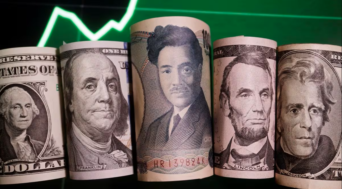 Dollar declines while Yen remains stable amid anticipation for U.S. inflation data