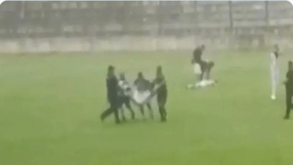 صاعقة رعدية تقتل لاعباً وتحرق آخرين أثناء مباراة كرة قدم.. فيديو