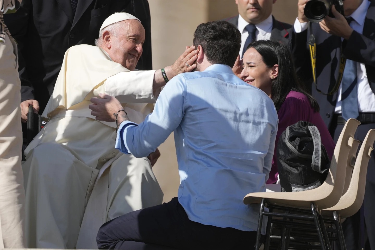بوثيقة رسمية من الفاتيكان.. البابا فرانسيس يسمح للكهنة بمباركة زواج المثليين