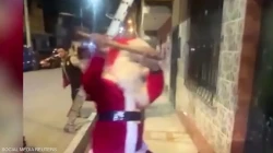 "سانتا كلوز" يقبض على تجار مخدرات.. فيديو
