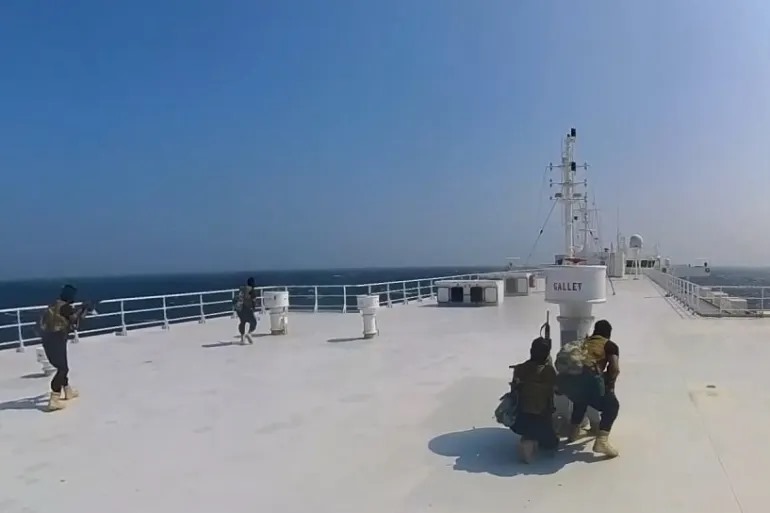 الحوثيون يعلنون استهداف سفينة تجارية وقصف إسرائيل بالطائرات المسيرة
