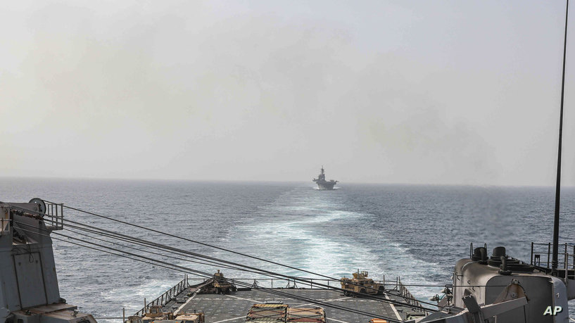 الحوثيون يهاجمون سفينة حربية امريكية في البحر الأحمر