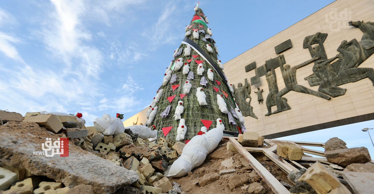 شجرة ميلاد بـ"دمى أطفال قتلى".. رسالة تضامن من بغداد إلى غزة (صور)