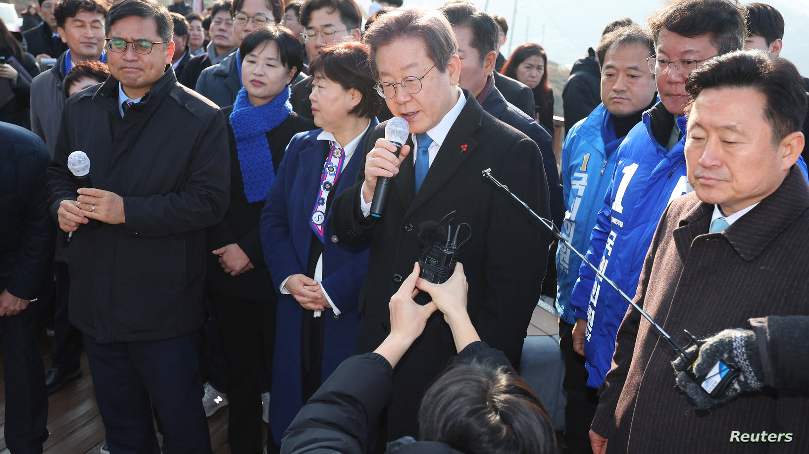 طعن زعيم المعارضة في كوريا الجنوبية برقبته خلال مؤتمر صحفي