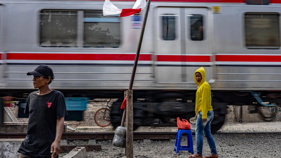 مصرع وإصابة 31 شخصاً بتصادم قطارين في إندونيسيا