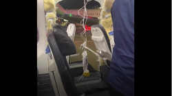 حادث "مرعب".. نافذة طائرة "تنفجر" في رحلة جوية وسط هلع الركاب (فيديو)