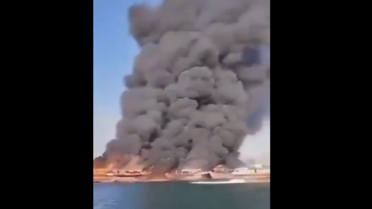تقارير إسرائيلية: اندلاع حريق "غامض" في 16 سفينة تابعة للحرس الثوري (فيديو)