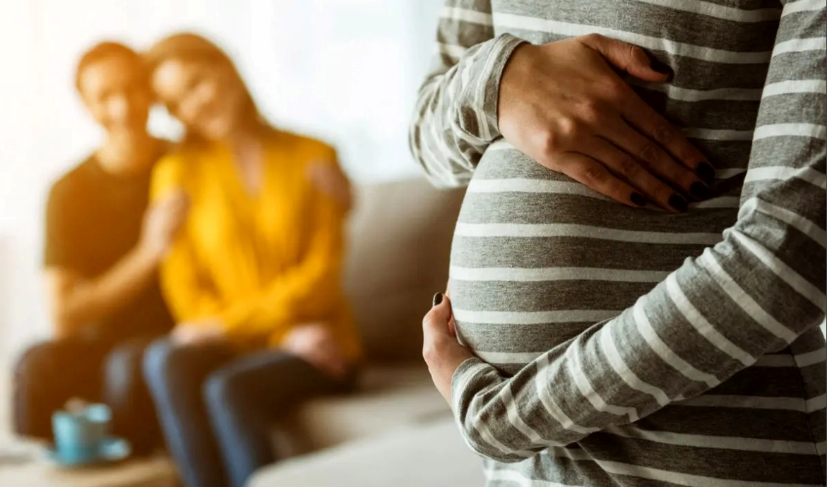 "الأم البديلة" تنتعش في إيران.. والاسعار وفق شروط ومواصفات