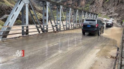 مياه الأمطار تغمر جسر "گلي علي بيك" وتغلق طريق بيخال.. صور