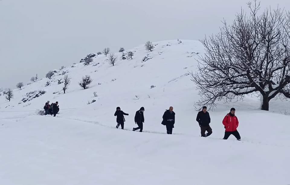 في سوران.. إنقاذ 11 شخصاً حاصرتهم الثلوج الكثيفة (صور)