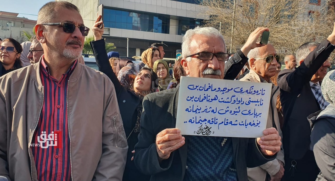 معلمو السليمانية يجددون تظاهراتهم ويؤكدون استمرار الإضراب حتى صرف الرواتب