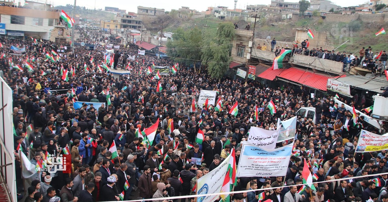 الآلاف يتظاهرون في عقرة تنديداً بالقصف الإيراني على أربيل (صور)