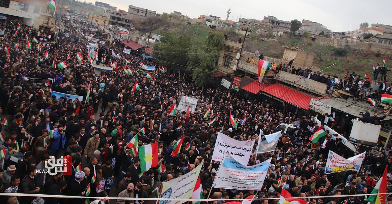 الآلاف يتظاهرون في عقرة تنديداً بالقصف الإيراني على أربيل (صور)