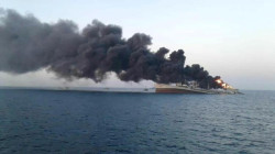 الحوثيون يستهدفون سفينة تجارية أمريكية ويؤكدون إصابتها بشكل مباشر