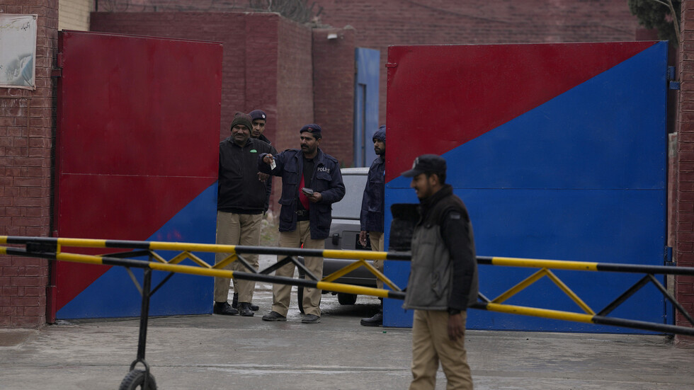 مع حمى الانتخابات.. عشرات المسلحين يهاجمون مركز شرطة ويوقعون ضحايا في باكستان