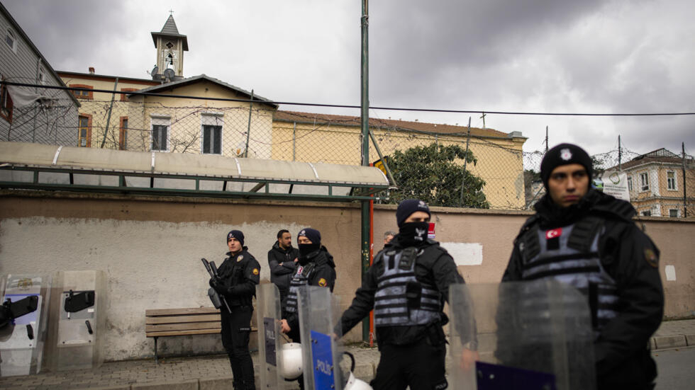 مقتل امرأة ورجل هاجما نقطة تفتيش أمام محكمة في إسطنبول
