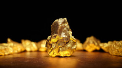 الذهب يقترب من مستوى قياسي مع ارتفاع مخاطر التضخم