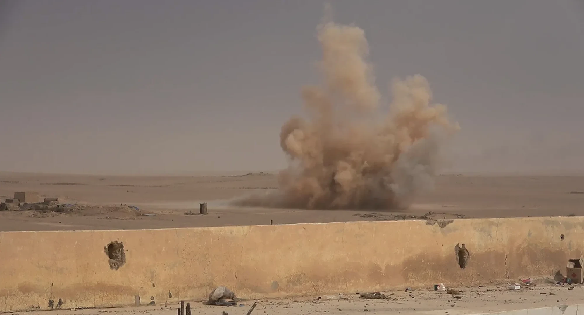 "هجومان خلال ساعة".. الفصائل المسلحة تستهدف قاعدة أمريكية في دير الزور السورية