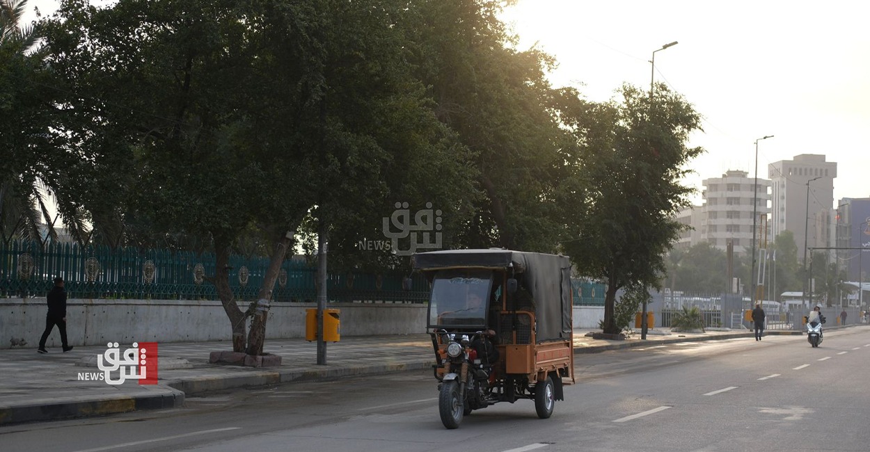 البغداديون يتسابقون مبكراً هاربين من زحامات الشوارع ليعلقوا بها بقية اليوم (صور)