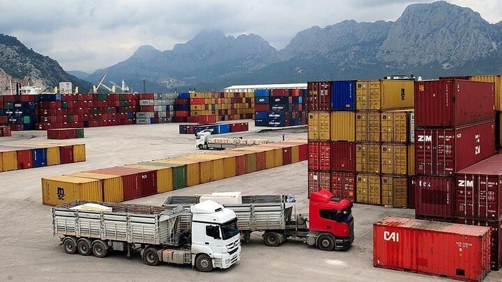 Kermanshah customs reports +300,000 trucks exporting goods to Iraq over 10 months