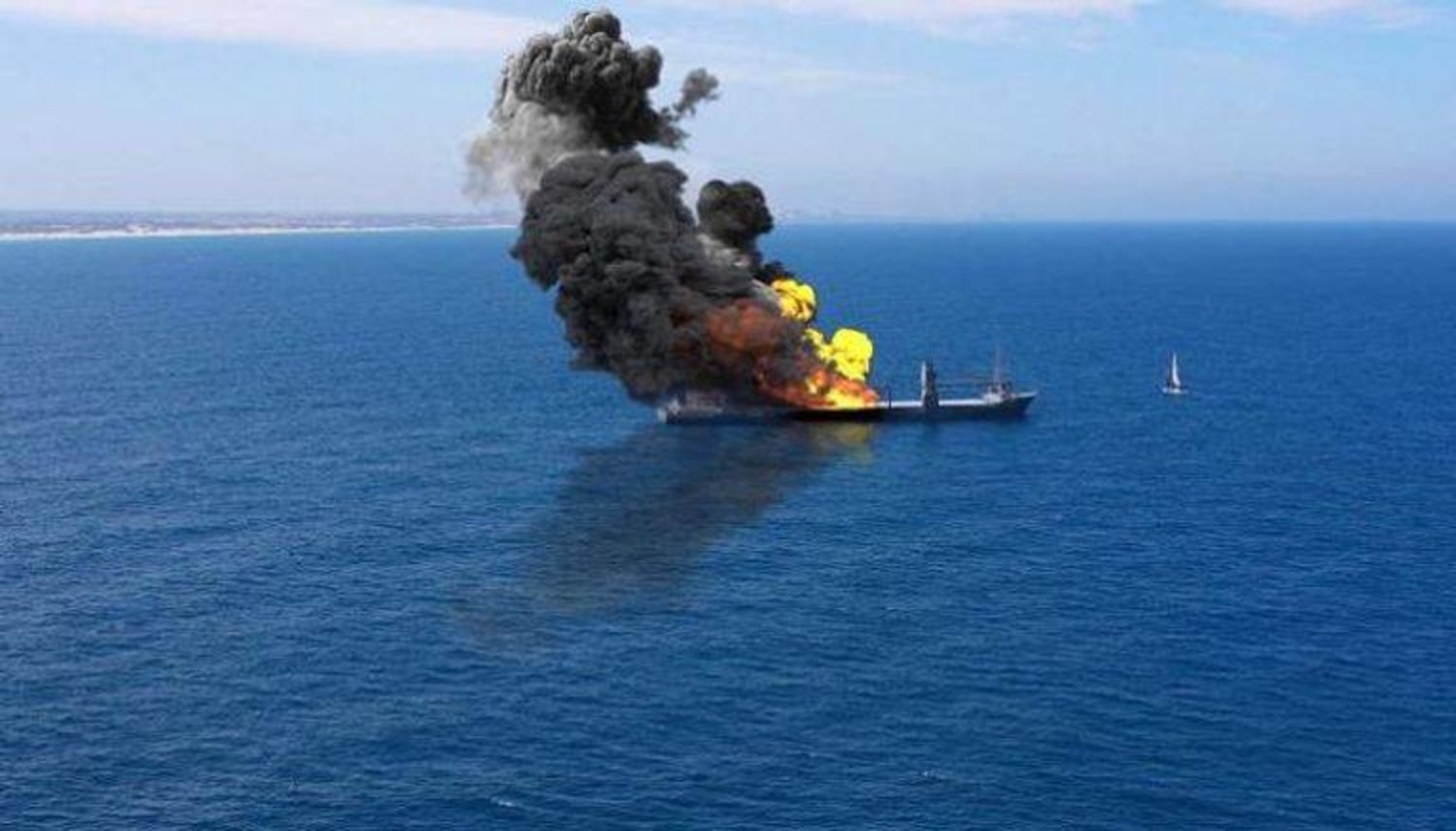 صواريخ حوثية تستهدف ناقلة نفط بريطانية في البحر الأحمر