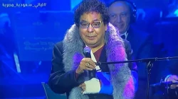 "من المستشفى إلى المسرح".. محمد منير يغني بيد مكسورة