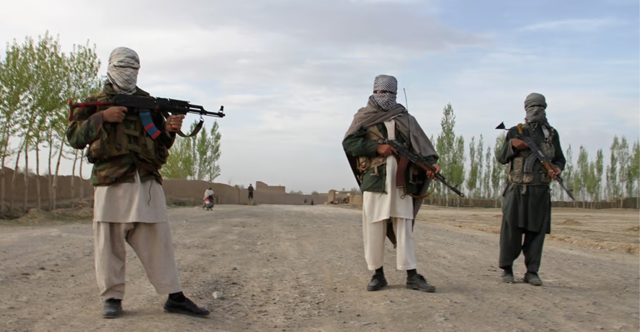 طالبان تعدم شخصين في ملعب "كرة قدم"