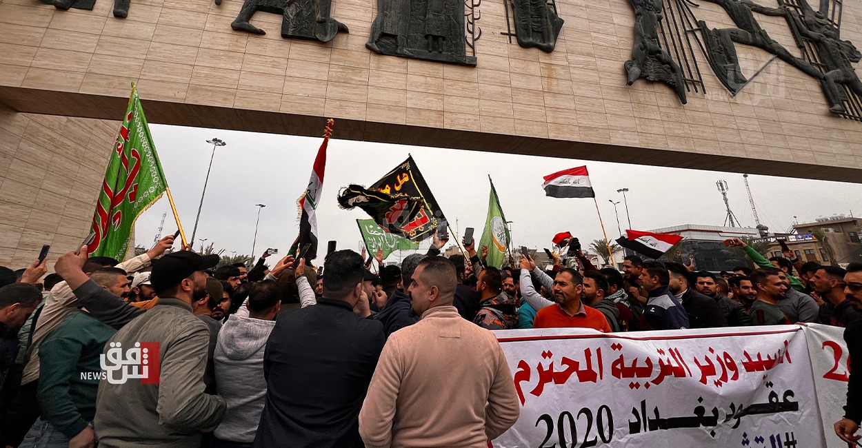 عقود 2020 يتظاهرون وسط بغداد ويوجهون طلباً لوزير التربية.. صور وفيديو
