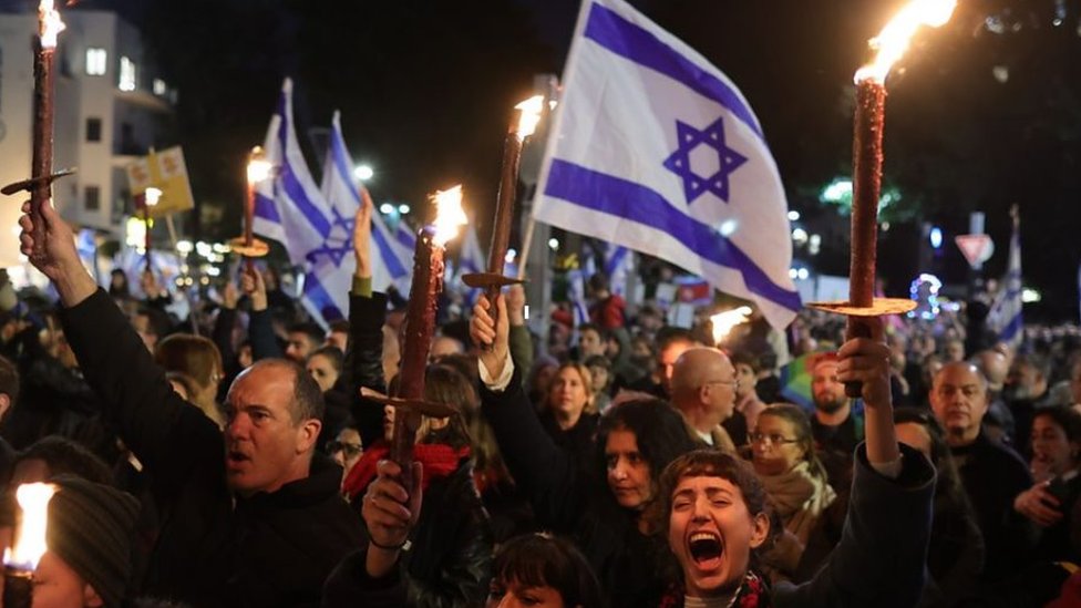 الآلاف يتظاهرون في تل أبيب ضد حكومة نتنياهو والمطالبة بإقالته