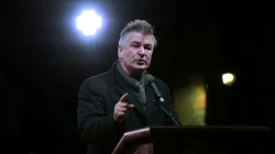 تحقيقات FBI تكشف: الممثل اليك بالدوين اطلق النار باتجاه زميلته في موقع التصوير عام 2021