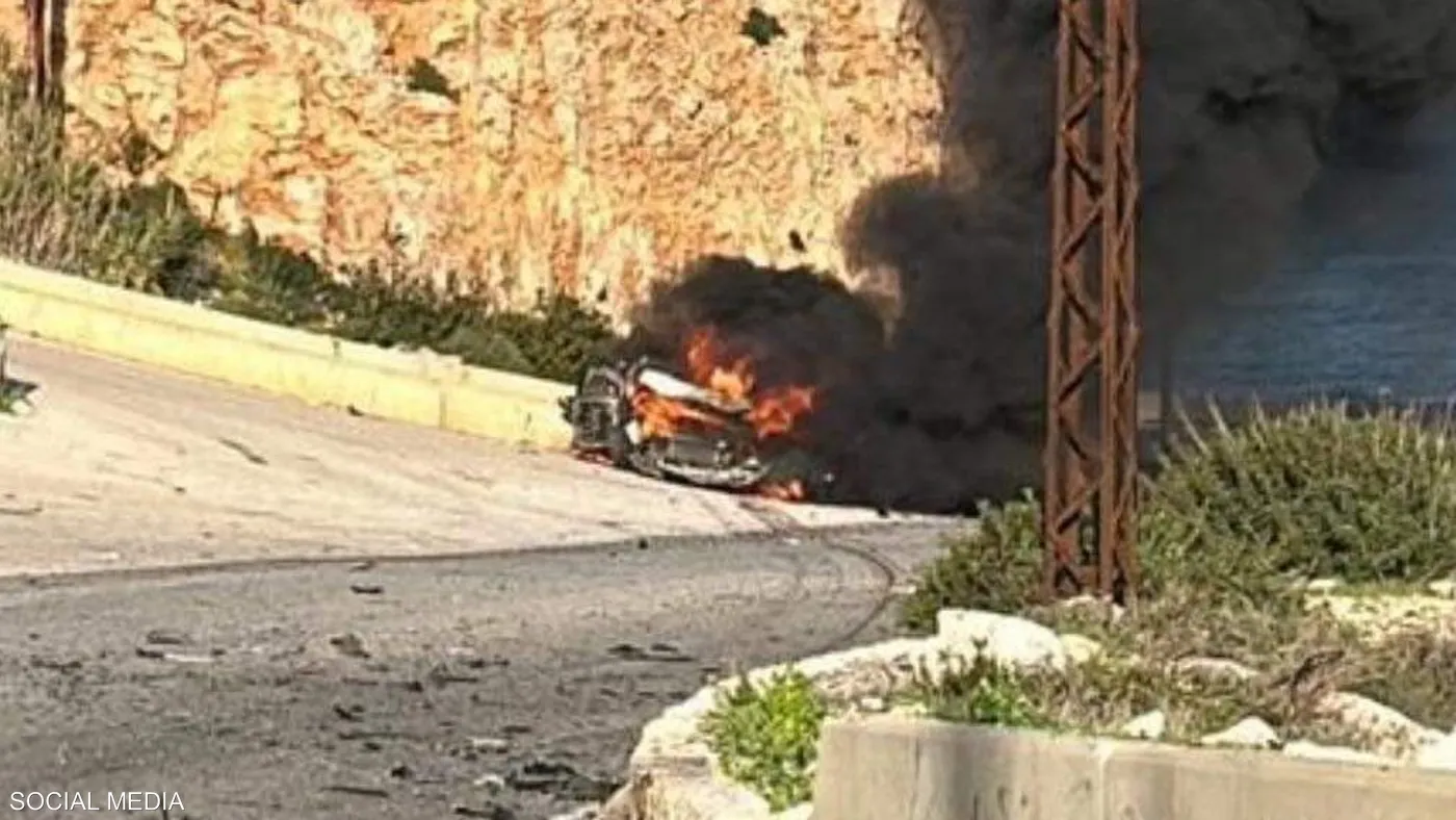 مسيّرة إسرائيلية تستهدف سيارة تقل مسؤلا بحزب الله جنوبي لبنان