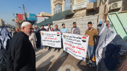 تظاهرات وإضراب عن الدوام وقطع طريق بمحافظتين جنوبي العراق (صور)